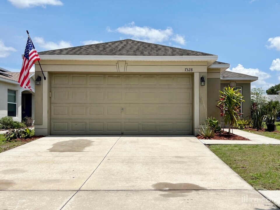 7328 Lumber Port Dr in Ruskin, FL - Foto de edificio