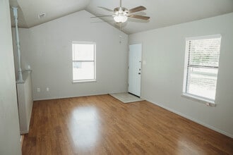 505 W Bluebonnet Dr in Granbury, TX - Building Photo - Building Photo