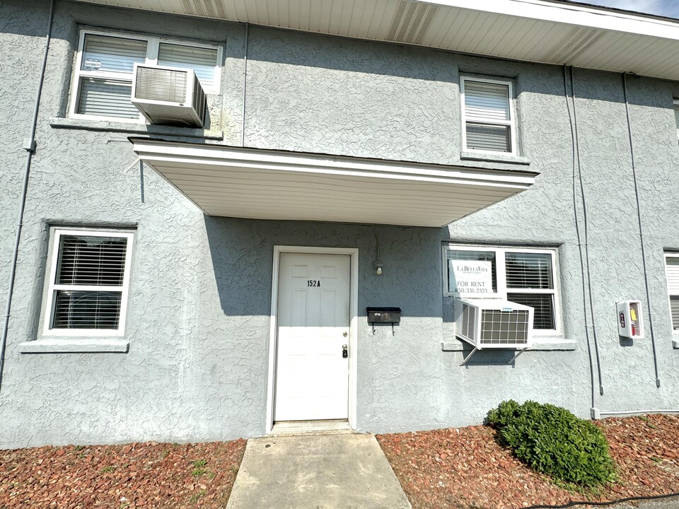 152 S John Sims Pkwy, Unit A in Valparaiso, FL - Building Photo