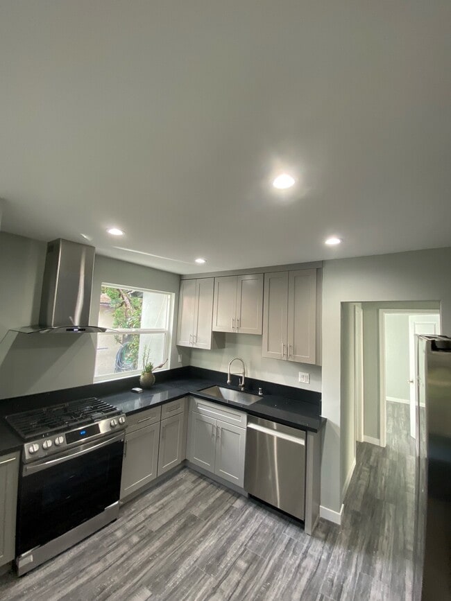 1709 Barry Ave, Unit 1709 in Los Angeles, CA - Building Photo - Building Photo