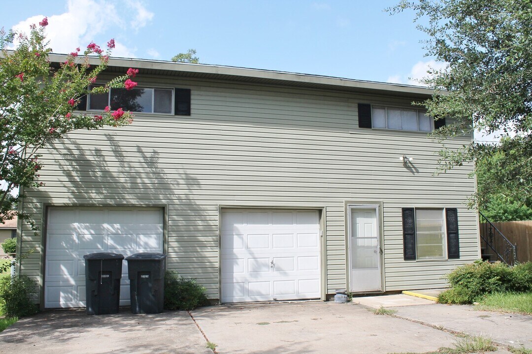 3165 Walnut Ave in Groves, TX - Building Photo