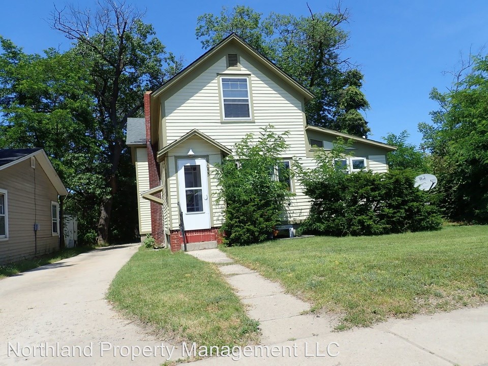 1055 E Front St in Traverse City, MI - Building Photo