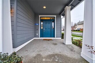 739 Brookstone St in Mount Vernon, WA - Foto de edificio - Building Photo
