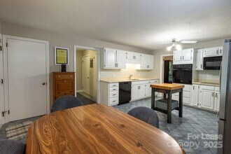 102 Arbor Ln in Hendersonville, NC - Building Photo - Building Photo