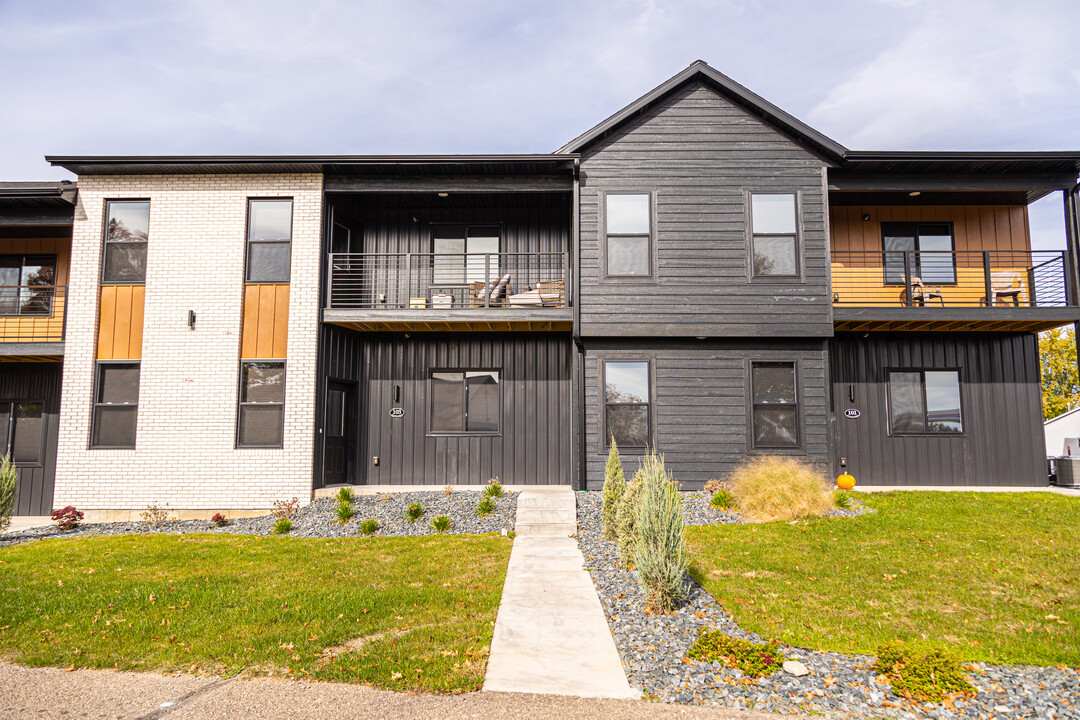 1152 N Hillcrest Pky, Unit 206 in Altoona, WI - Foto de edificio