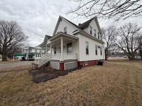102 1st St in Alpha, IL - Foto de edificio - Building Photo