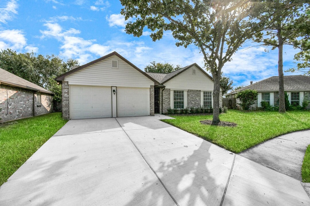 2210 S Ferrisburg Ct in Sugar Land, TX - Building Photo