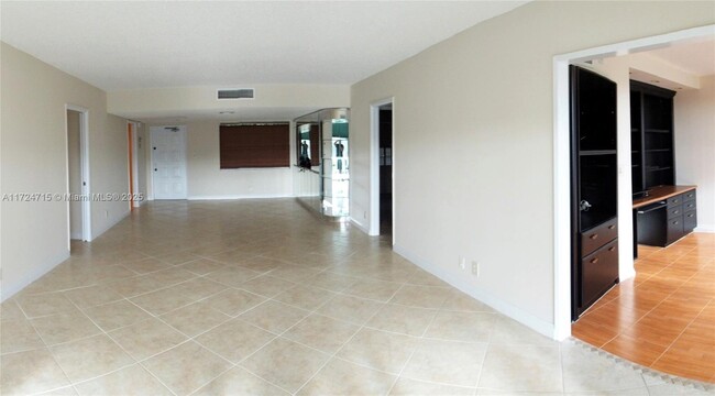 565 Oaks Ln in Pompano Beach, FL - Building Photo - Building Photo