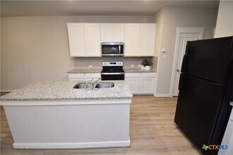 313 Fieldwood Dr in Mustang Ridge, TX - Foto de edificio - Building Photo