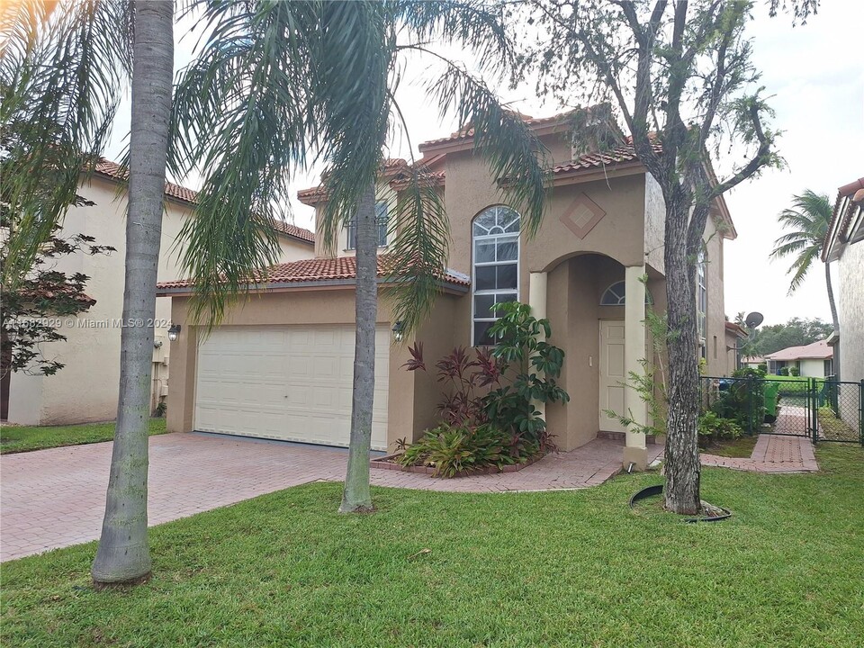 446 Lakeside Cir in Sunrise, FL - Building Photo