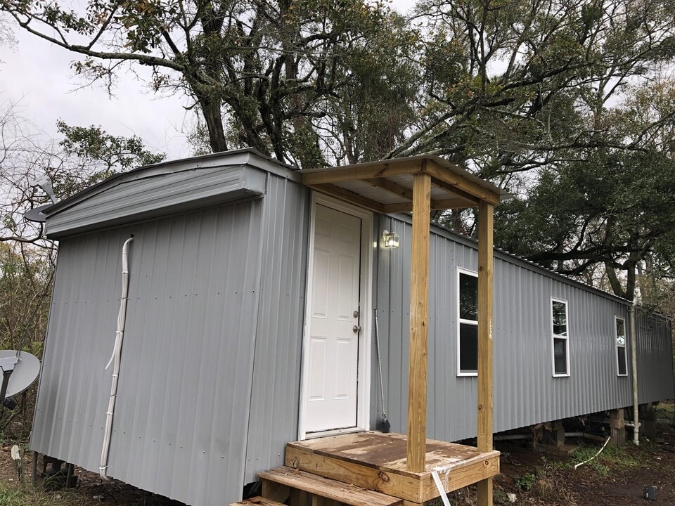 14125 7th Ave in Bayou La Batre, AL - Building Photo