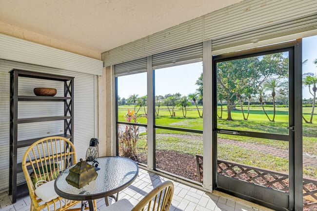 190 Pebble Beach Blvd in Naples, FL - Foto de edificio - Building Photo