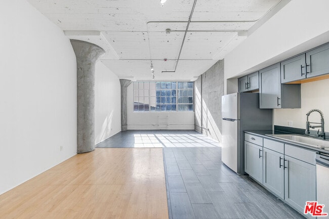 420 San Pedro St in Los Angeles, CA - Foto de edificio - Building Photo