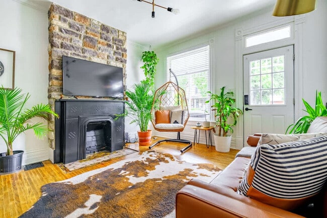 256 W Poplar Ave
