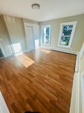 47 Orchard St, Unit B in Amesbury, MA - Foto de edificio - Building Photo