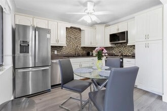 405 Lakeview Dr in Weston, FL - Building Photo - Building Photo