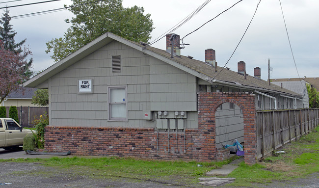 1308 Willow Rd E in Tacoma, WA - Foto de edificio - Building Photo