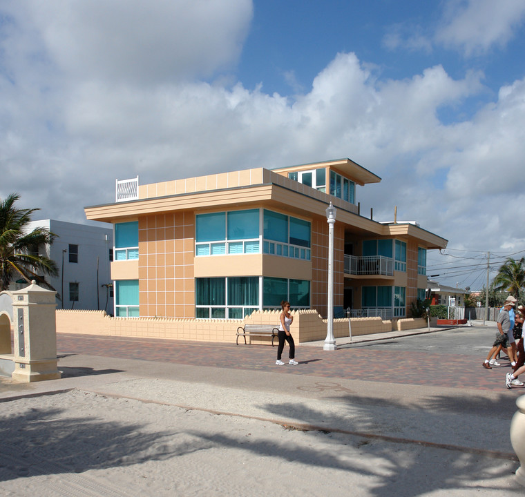 2115 N Surf Rd in Hollywood, FL - Building Photo