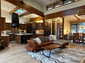 15556 Lois Ln in Truckee, CA - Building Photo - Building Photo
