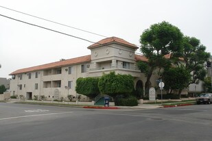 The Yarmouth Apartments in Tarzana, CA - Building Photo