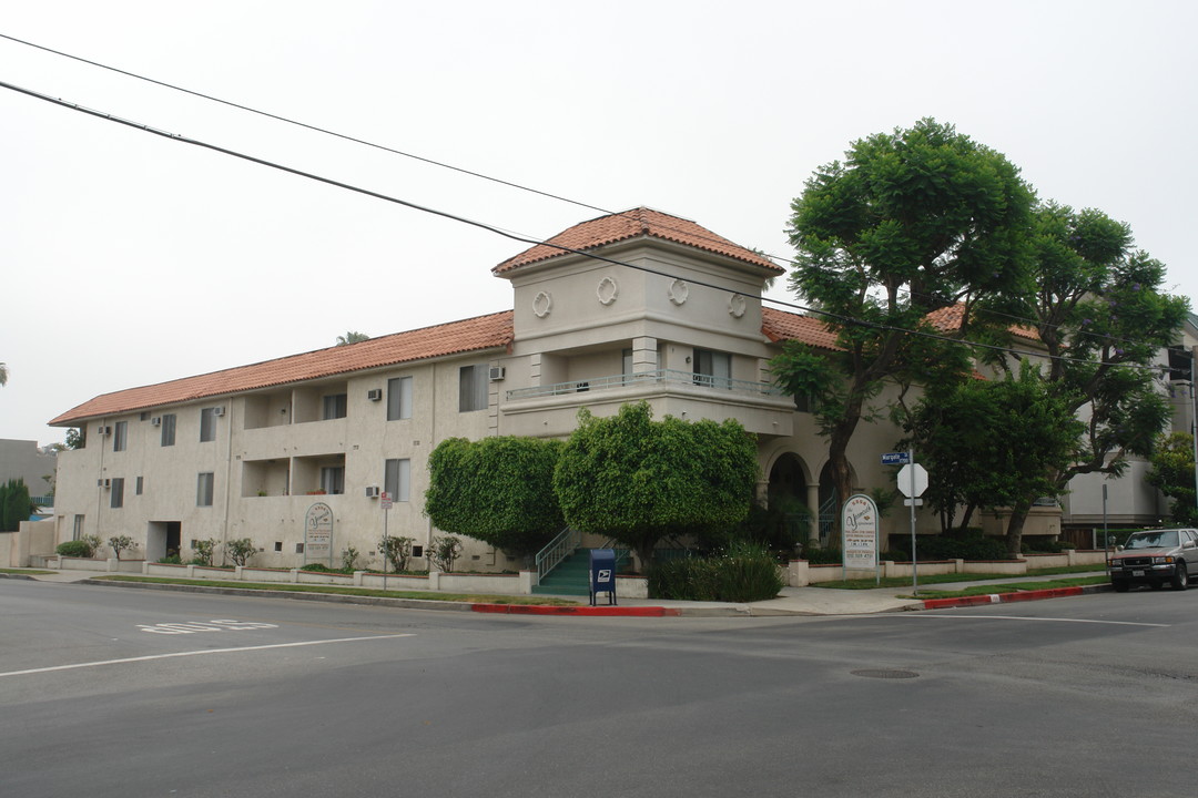 The Yarmouth Apartments in Tarzana, CA - Foto de edificio