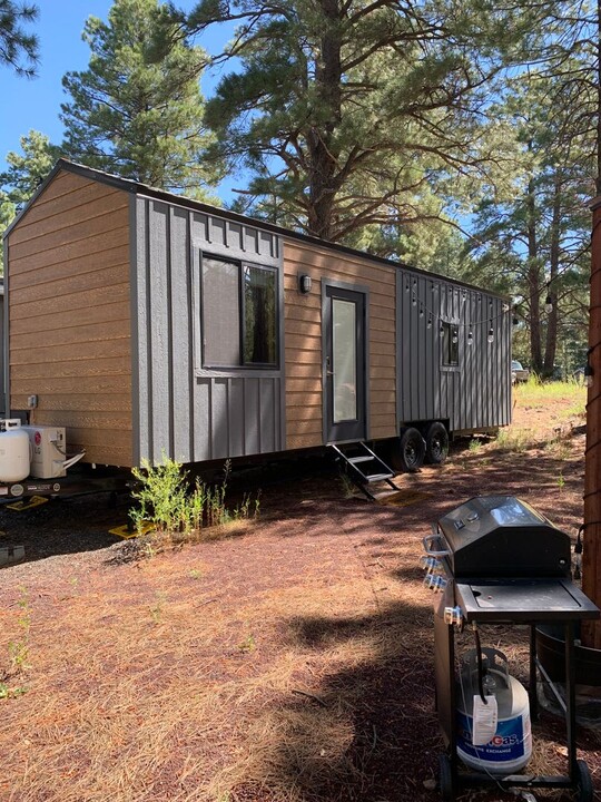 2466 Tolani Trail in Flagstaff, AZ - Foto de edificio