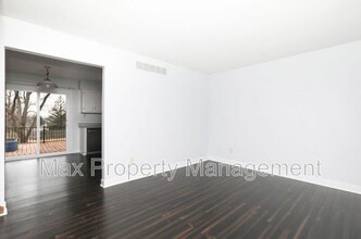 2400 Rocklyn Dr in Urbandale, IA - Building Photo - Building Photo