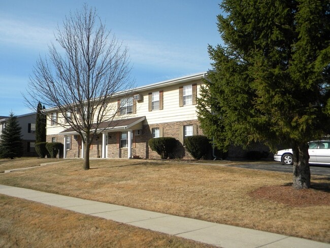 2216 Sylvan Way in West Bend, WI - Building Photo - Building Photo