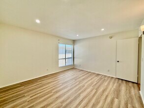 5320 Zelzah Ave, Unit 314 in Encino, CA - Foto de edificio - Building Photo