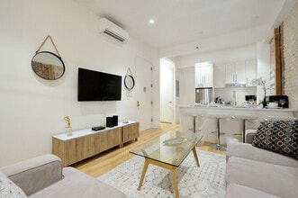 348 W 45th St in New York, NY - Foto de edificio - Building Photo