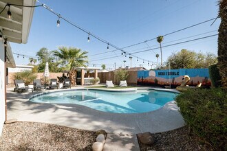 6937 E Moreland St in Scottsdale, AZ - Foto de edificio - Building Photo