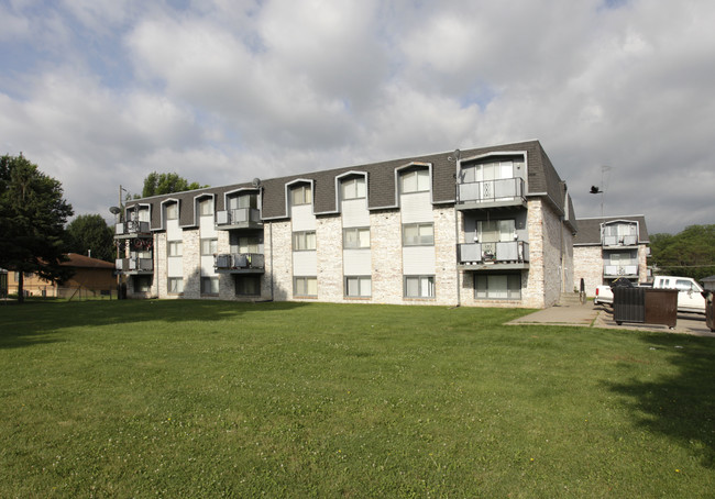 Crescent Plaza Apartments in Lincoln, NE - Building Photo - Building Photo