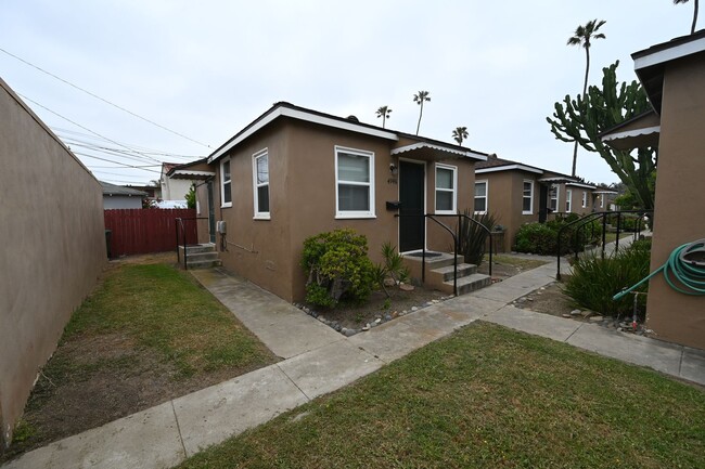 4942-52 Santa Cruz Ave