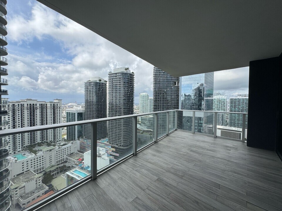 1010 Brickell Ave in Miami, FL - Building Photo