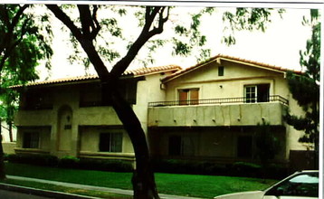 209 E Valencia Dr in Fullerton, CA - Foto de edificio - Building Photo