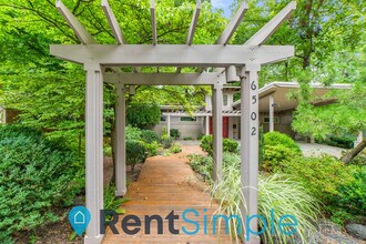6502 Lakeview Dr in Falls Church, VA - Building Photo - Building Photo