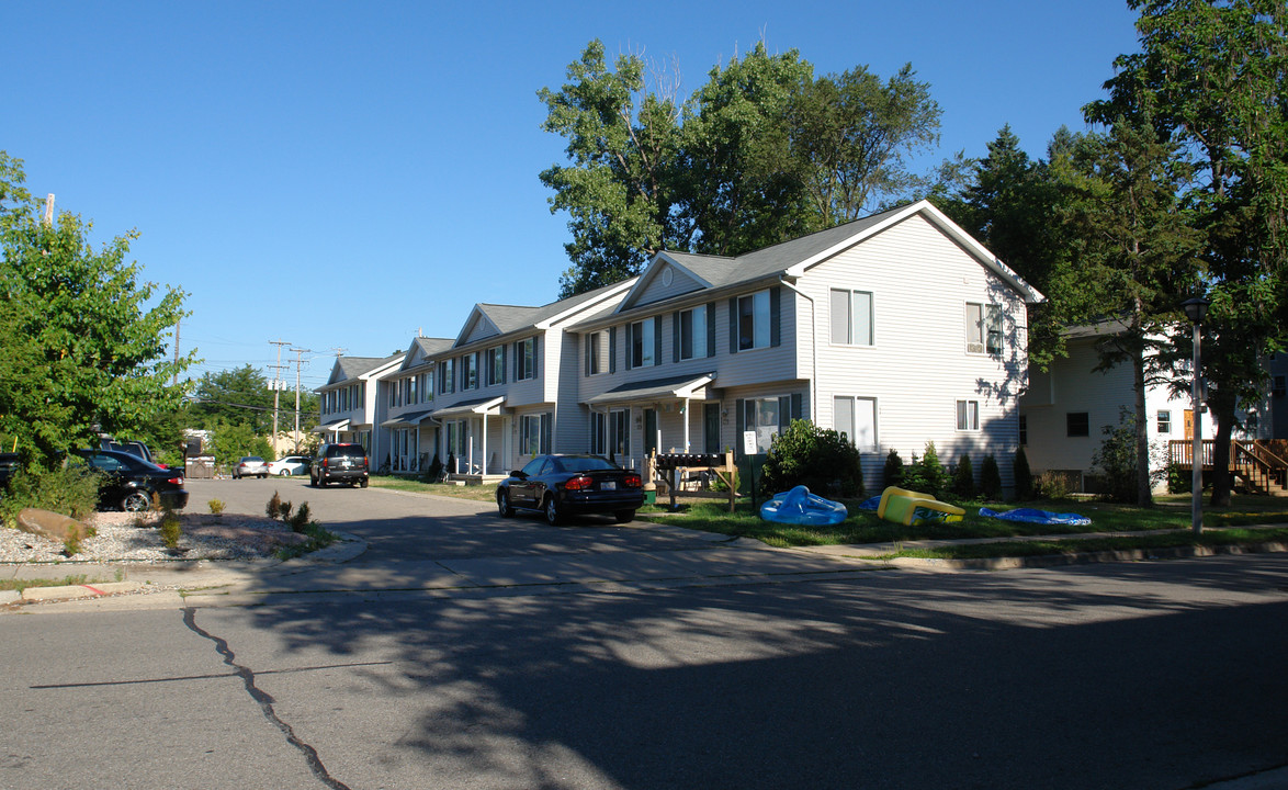 125-139 Stoddard Ave in East Lansing, MI - Building Photo