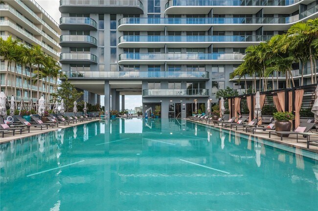 121 NE 34th St, Unit 911 in Miami, FL - Foto de edificio - Building Photo