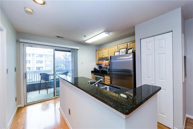 525 Olmsted Park Plz, Unit R in Charlotte, NC - Foto de edificio - Building Photo