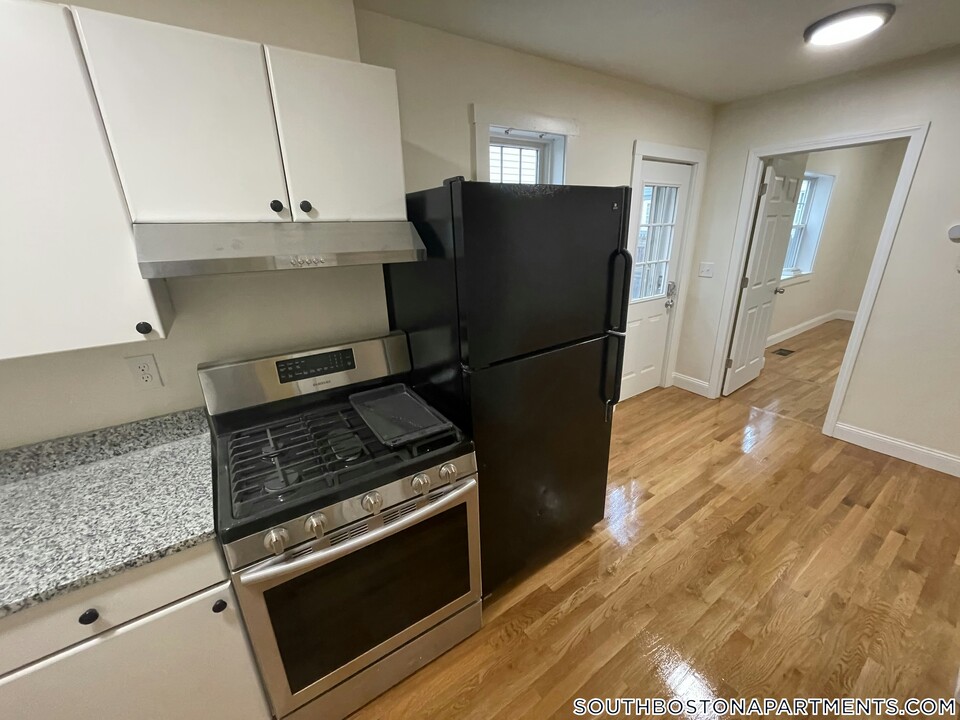 523 E 3rd St in Boston, MA - Foto de edificio