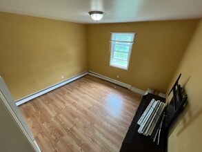 37 Mindres Ave, Unit 1 in Brentwood, NY - Foto de edificio - Building Photo