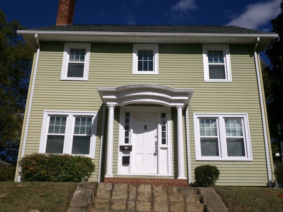 1529 W 1st St in Winston-Salem, NC - Foto de edificio