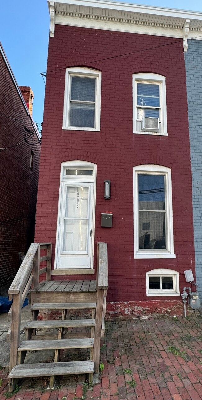 property at 206 E 7th St