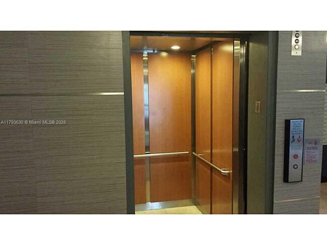 1605 Bay Rd in Miami Beach, FL - Building Photo - Building Photo