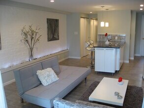 626 G St NE, Unit B in Washington, DC - Building Photo - Building Photo