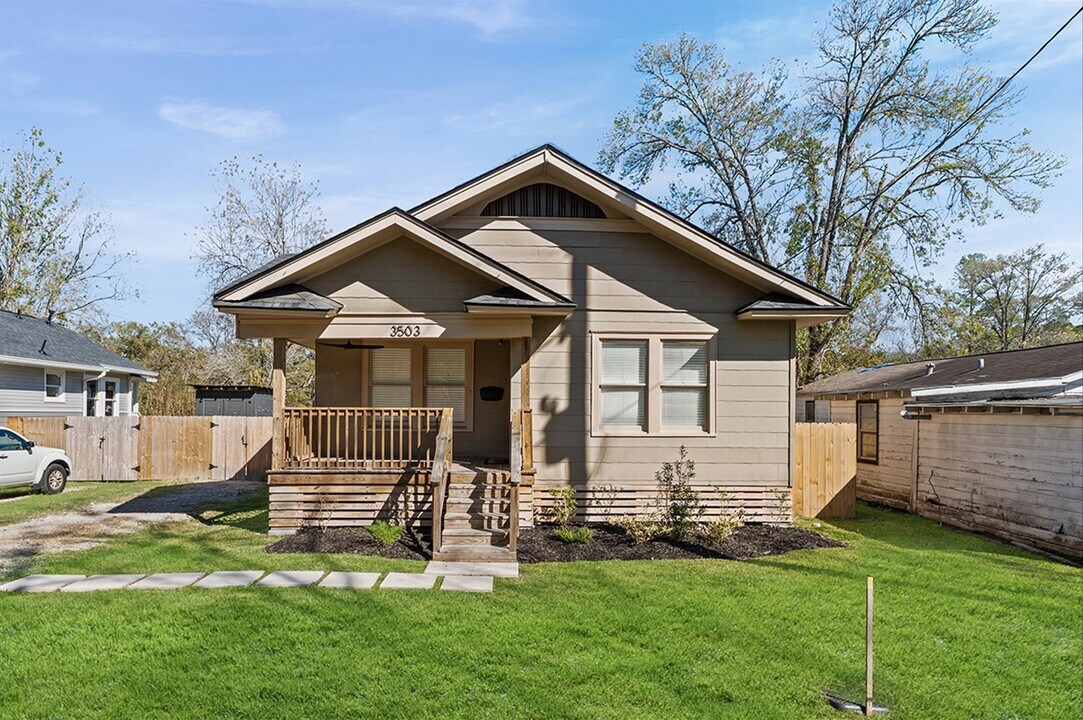 3503 Brooks St in Dayton, TX - Foto de edificio