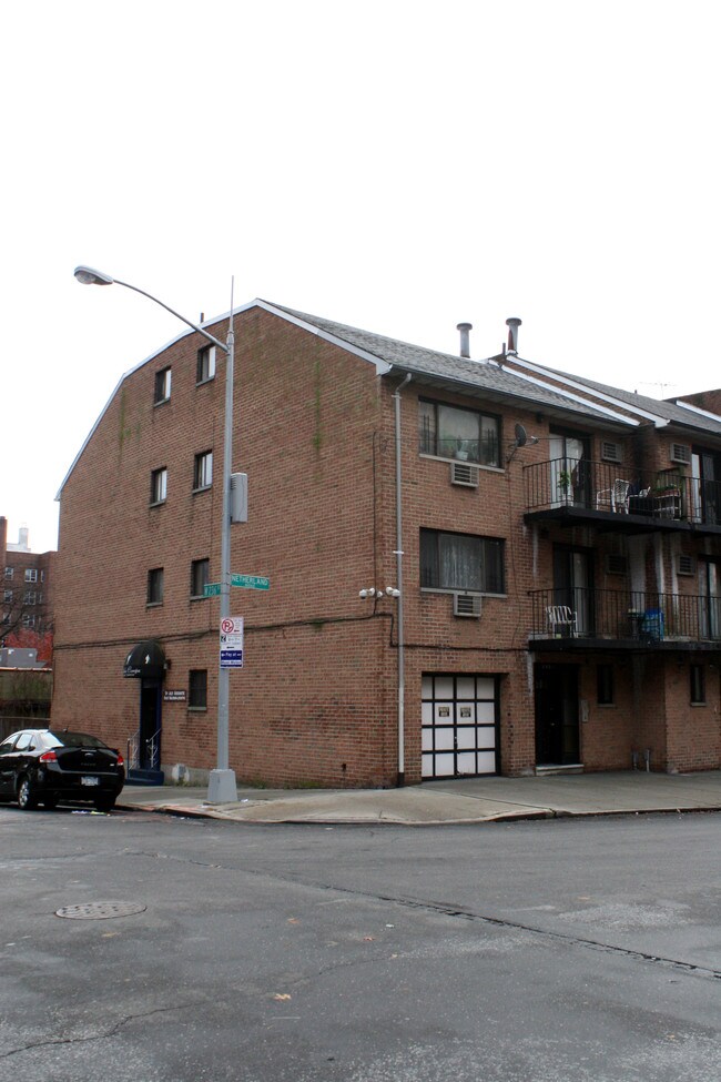 3590 Netherland Ave in Bronx, NY - Foto de edificio - Building Photo