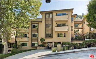 6752 Hillpark Dr in Los Angeles, CA - Building Photo