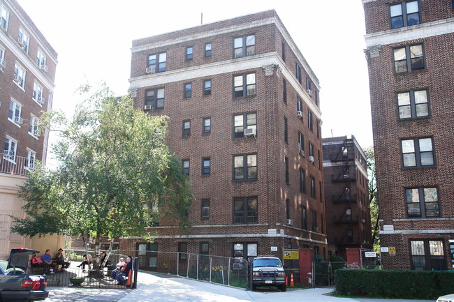 4211 Kissena Blvd in Flushing, NY - Foto de edificio - Building Photo