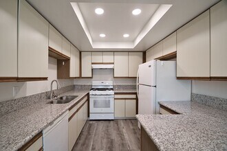 444 Rosecrans Ave in Manhattan Beach, CA - Building Photo - Building Photo